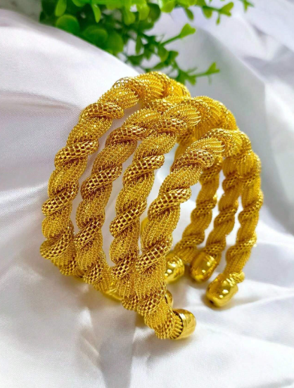 4 pièces Bracelets ouverts plaqués or à chaîne en maille tissée pour femmes à la mode 350 MRU